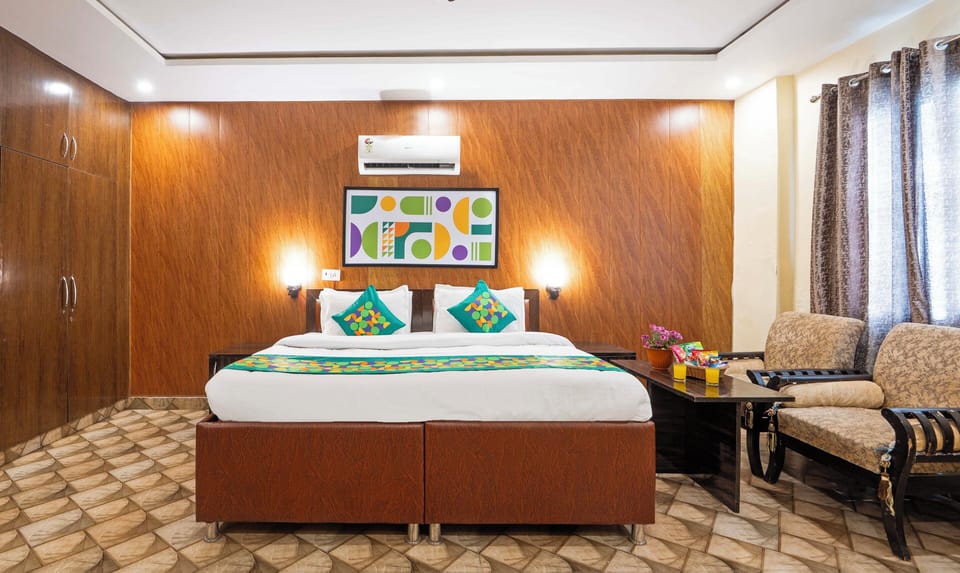 Deluxe Double Room | Desk, iron/ironing board