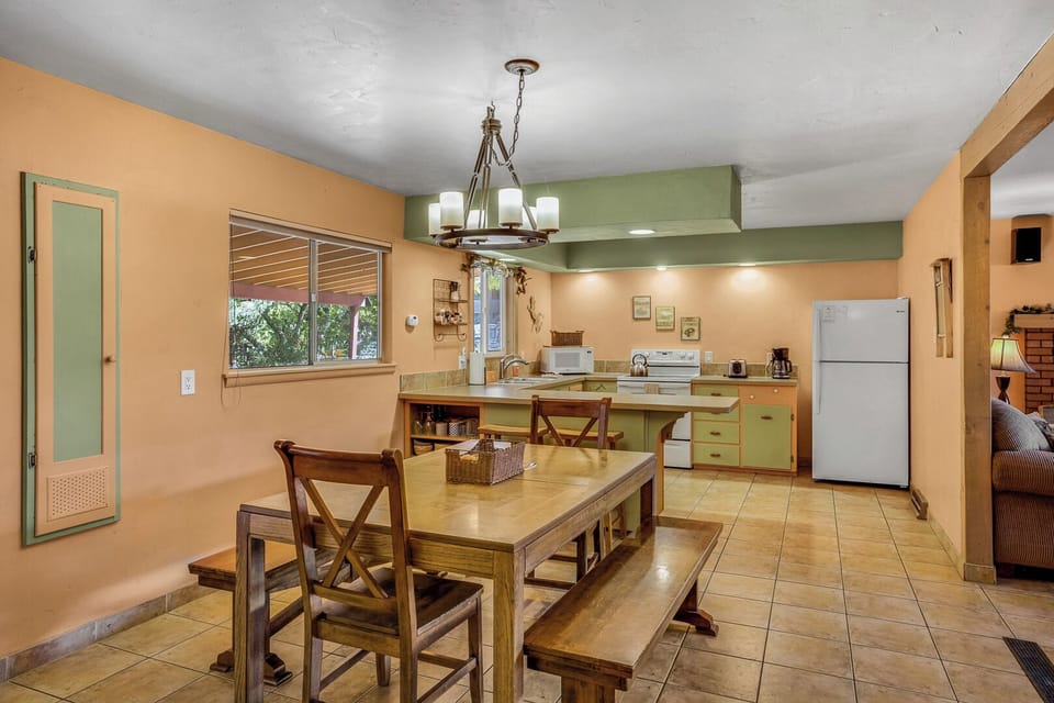Ample seating for 6 guests - 3 bedroom unit