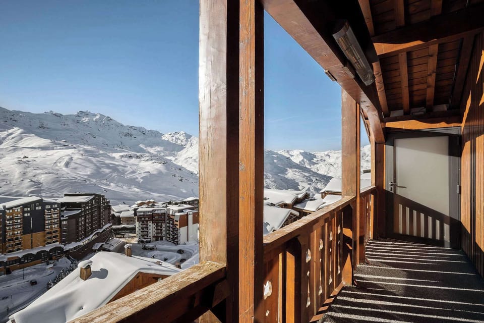 Bright living area with balcony access – mountain-view ski accommodation in Val Thorens..