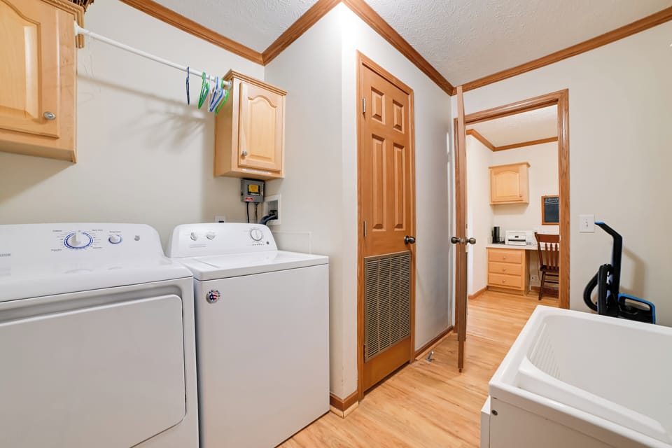 Fall Hikes & Hot Tub: Garden of the Gods Retreat Cottage in Illinois