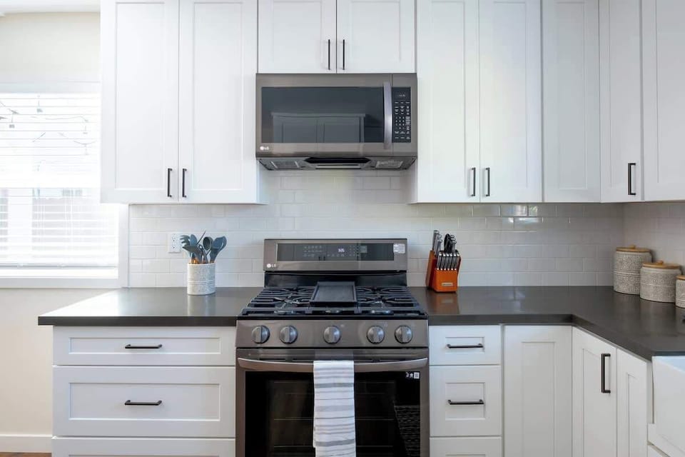 You’ll have access to quality utensils, cookware and dinnerware