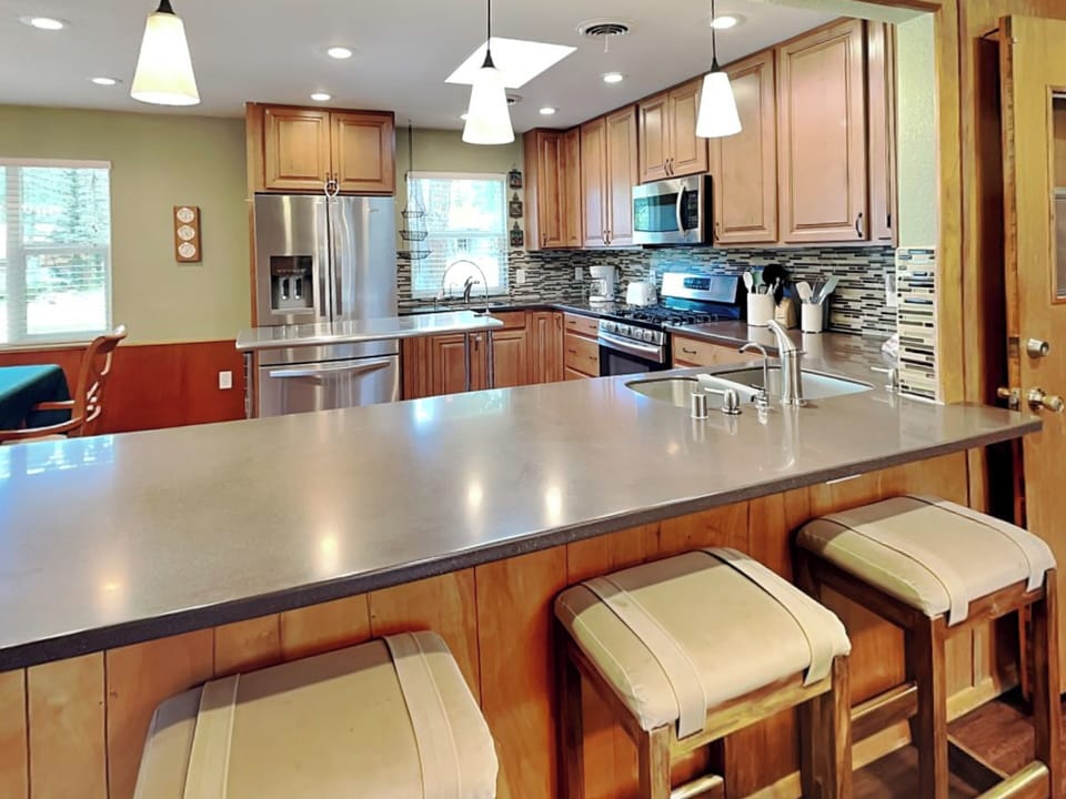Full Kitchen - Stainless Appliances, Countertop Seating For 4 - First Floor