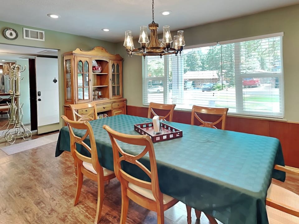Dining Area - Seating For 6 - First Floor