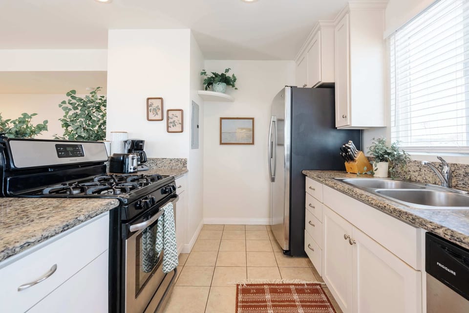 Fully equipped kitchen with modern finishes
