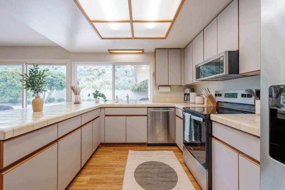 Cook with ease in a sunlit kitchen that’s stocked with all the essentials.