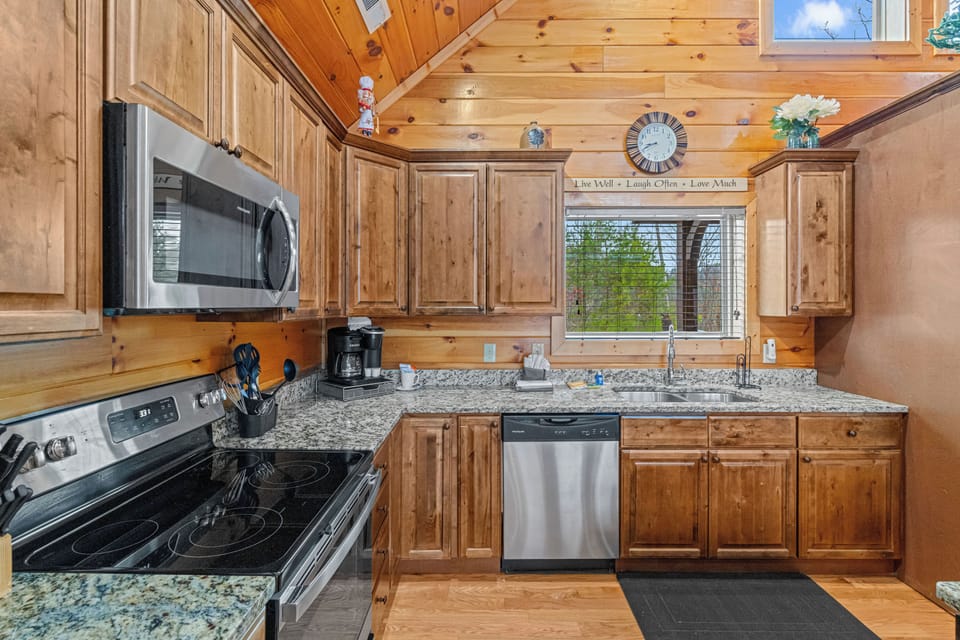 Fully Equipped Kitchen - Silver/Dinner/Bake/Cook-Ware provided