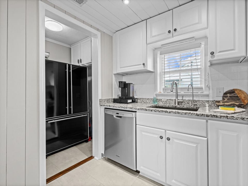A light, functional kitchen that keeps everyone together from breakfast to bedtime snacks.