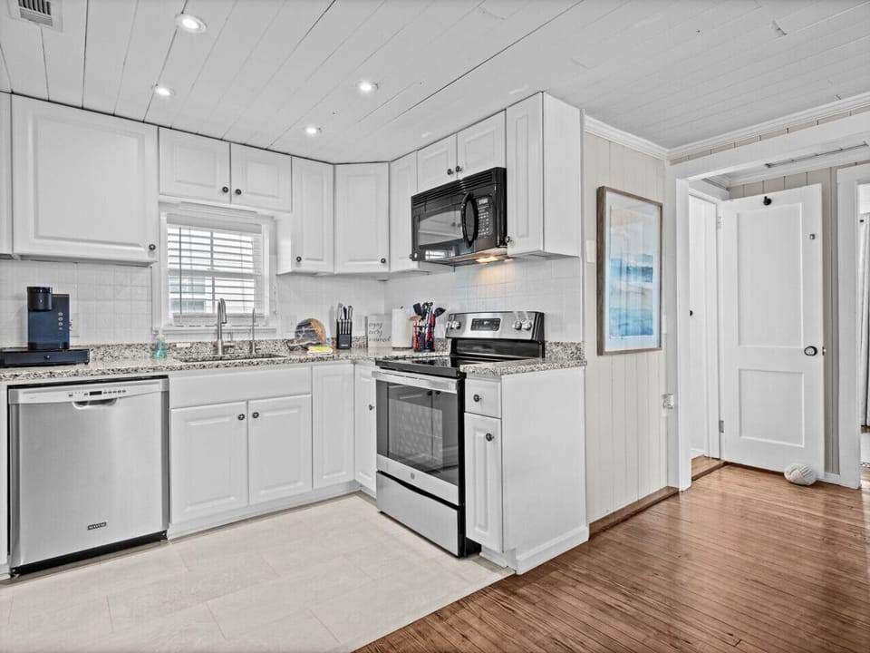 Bright, efficient, and fully equipped. This cheerful kitchen has everything you need to make vacation meals feel effortless.