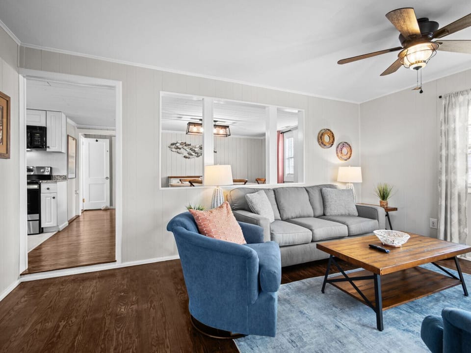 Your home base between beach walks. Sink into the sofa, open the windows for a salty breeze, and let time slow down a little