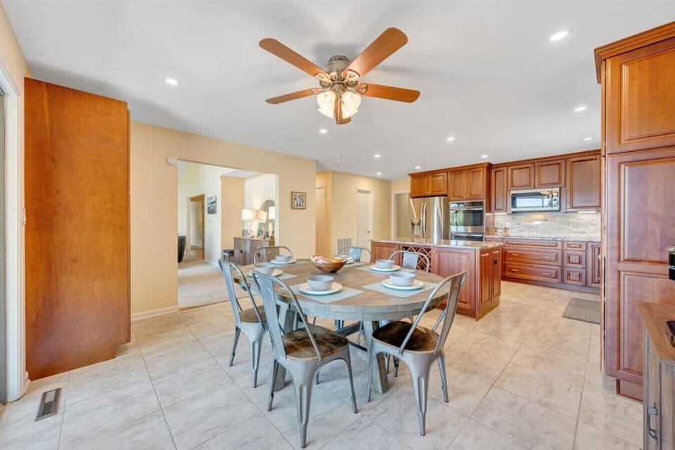 Second dining table in the kitchen - perfect for morning coffee while breakfast cooks