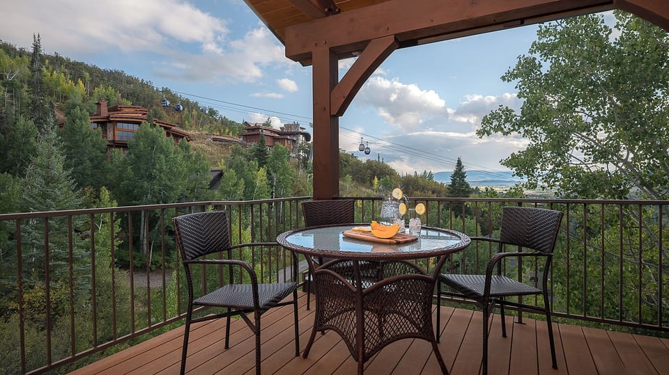 Deck, Main Level - Outdoor dining area located off the kitchen
