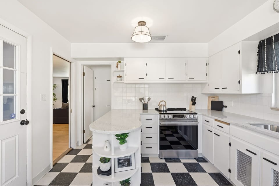 House, Multiple Beds, Patio, Garden View (1004 Mantz Place) | Private kitchen