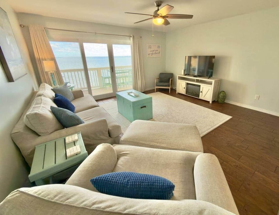 Pelican's Perch: Kayaks, Views & More!