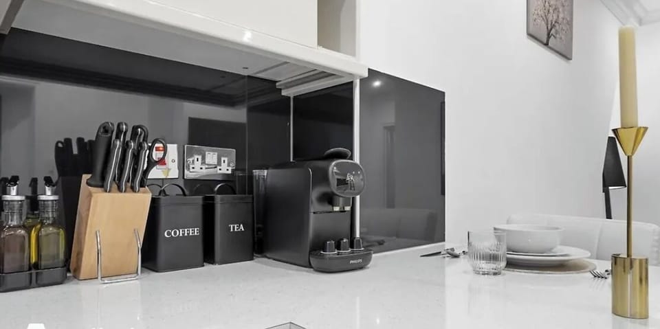 Deluxe Apartment, City View | Private kitchen | Full-size fridge, microwave, oven, stovetop