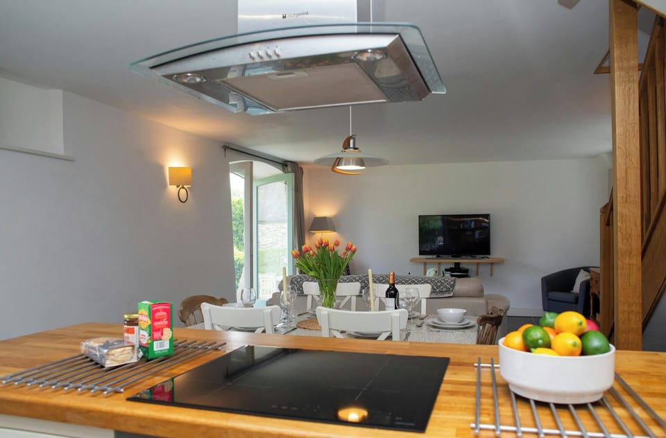 Open plan kitchen/dining/living area