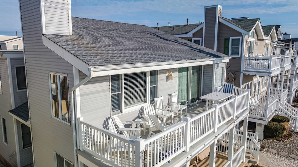 Outdoor dining area with lounge 