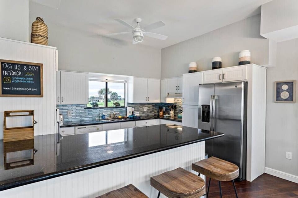 A large peninsula bar has bar seating for your guests