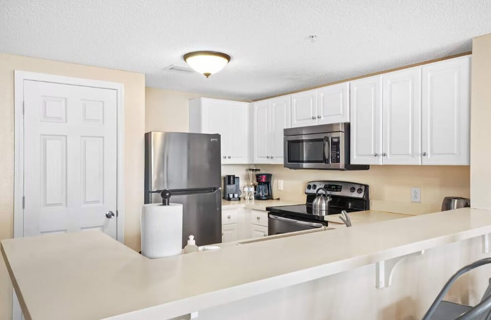 Condo, Multiple Beds (Majestic Beach Towers 1-1903) | Private kitchen | Oven, toaster, cookware/dishes/utensils