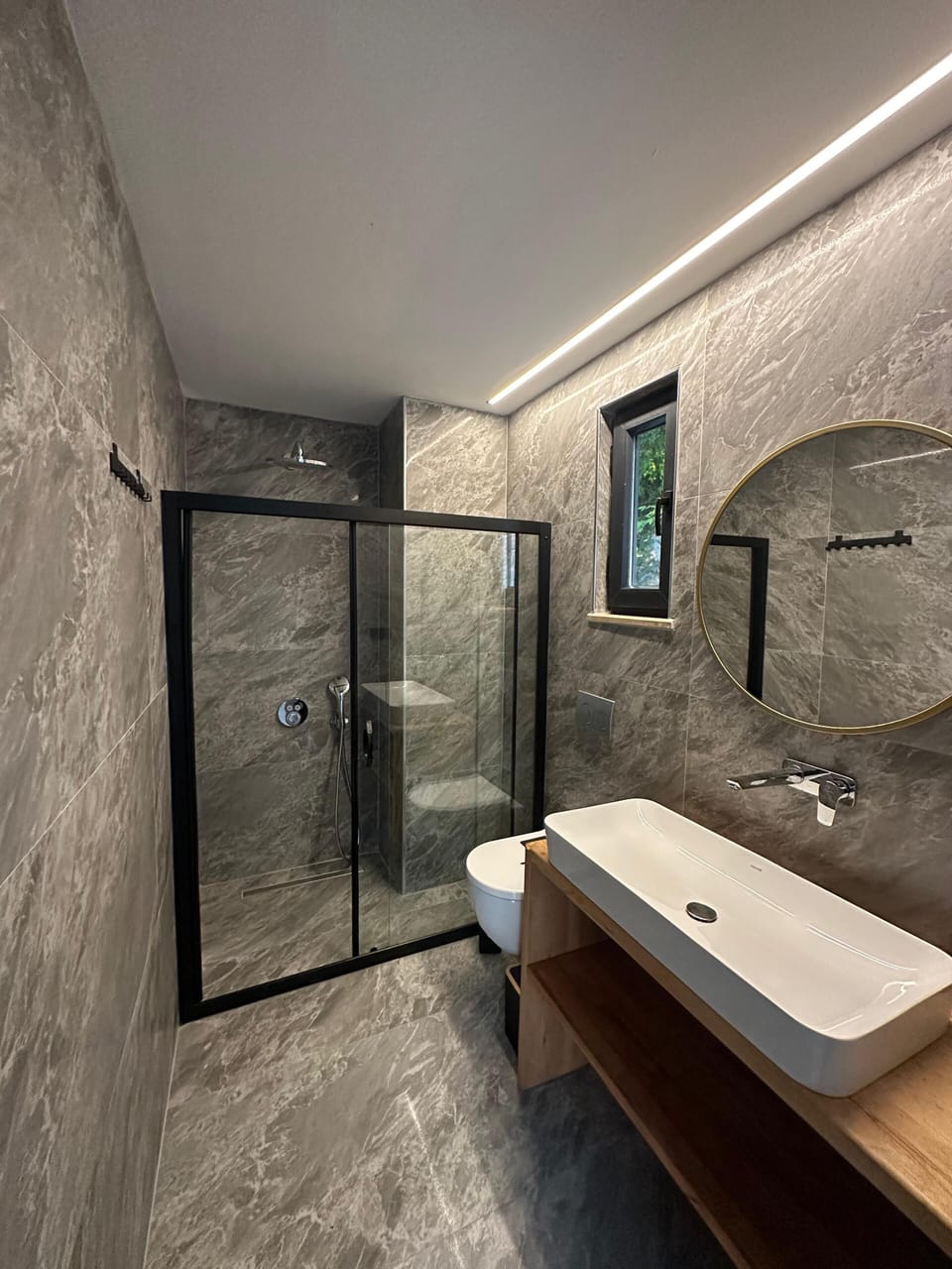 Combined shower/tub, hair dryer, slippers, towels