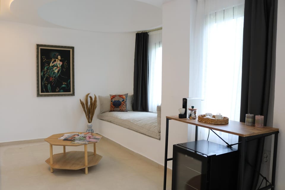 Suite, Balcony, River View | Living area
