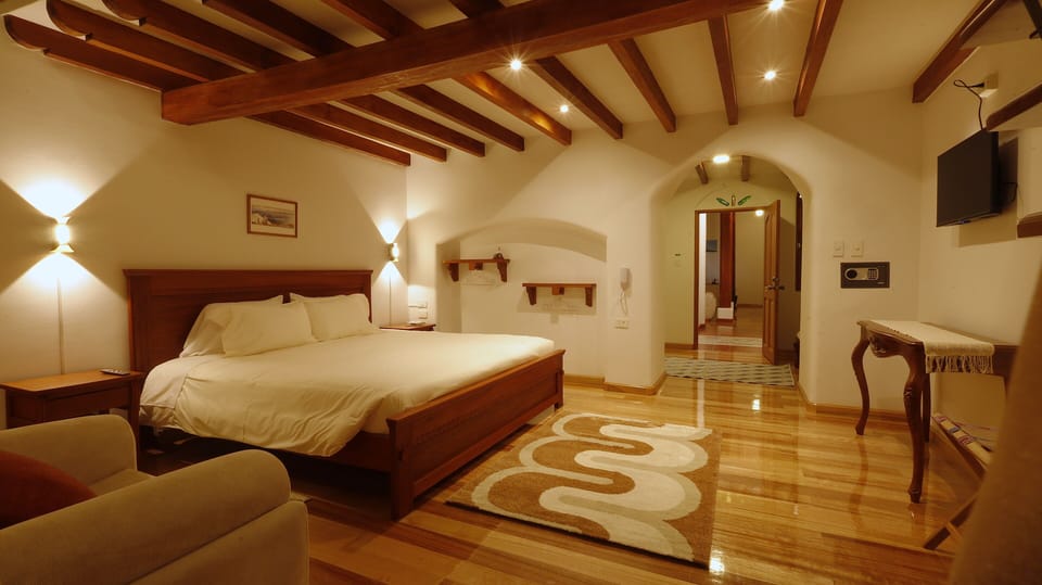 Deluxe Room | In-room safe, desk, blackout drapes, WiFi (free)
