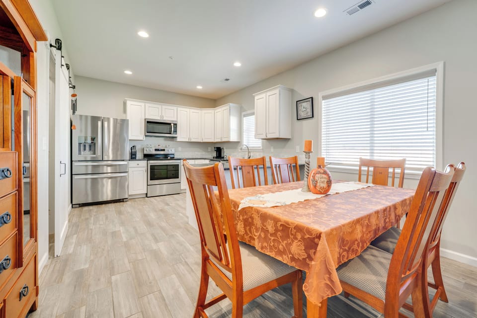 Dining Table | Dishware & Flatware