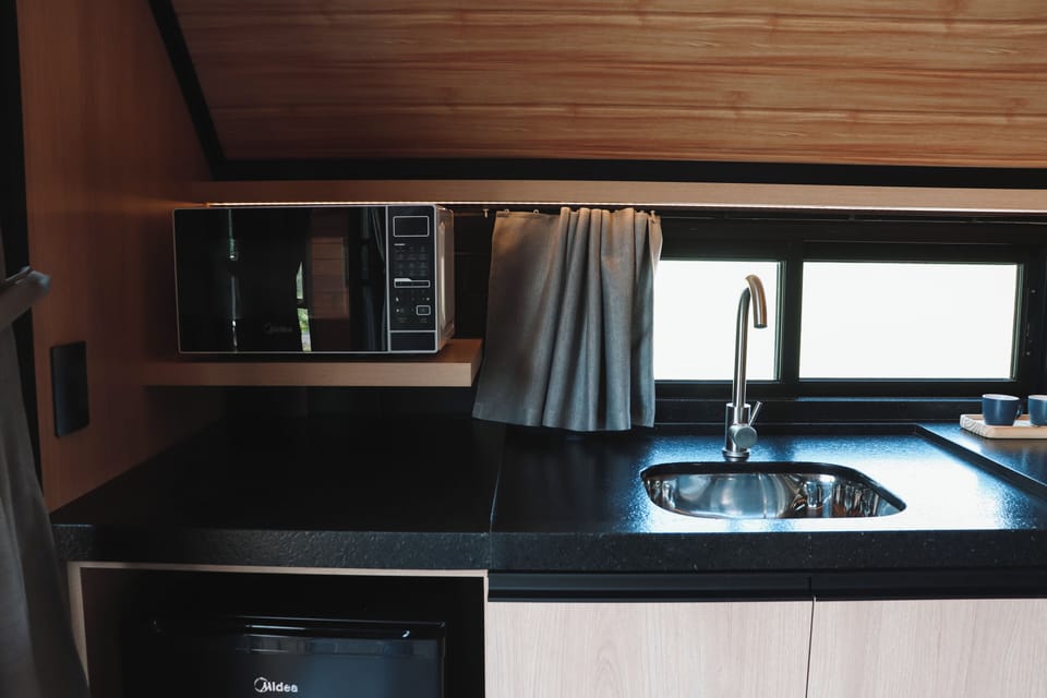 Suite, Pets Allowed, Valley View | Private kitchen | Mini-fridge, microwave, stovetop, dishwasher