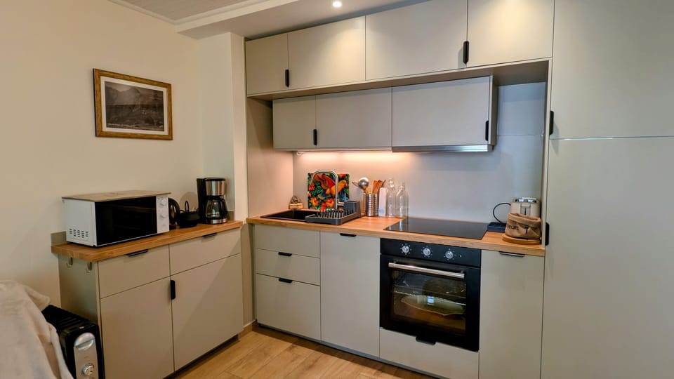 Fully equipped kitchen with oven, microwave, dishwasher, and all the essentials for easy home cooking.