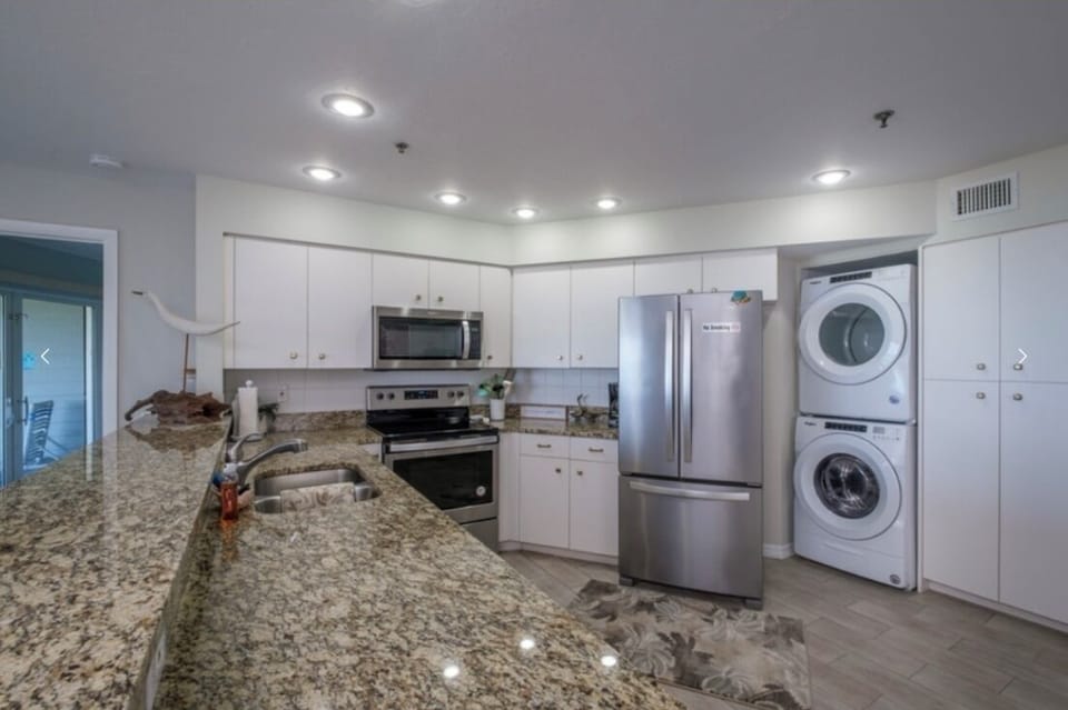 Granite counter tops, keurig coffee maker, single cup or pot