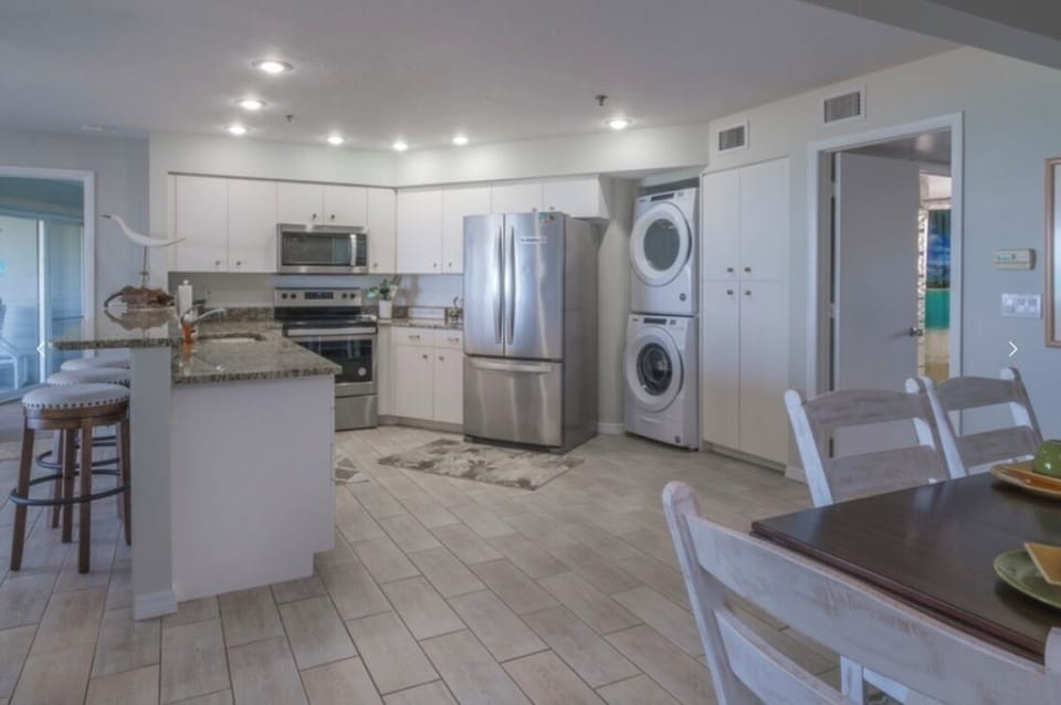 Roomy well stocked kitchen