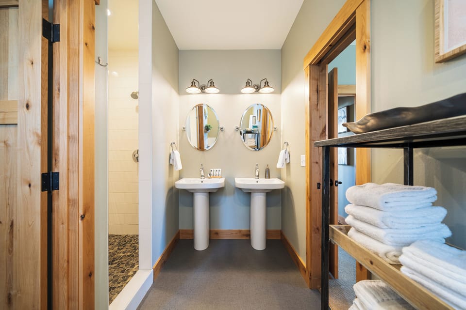 Primary bedroom's en-suite bathroom on main level.