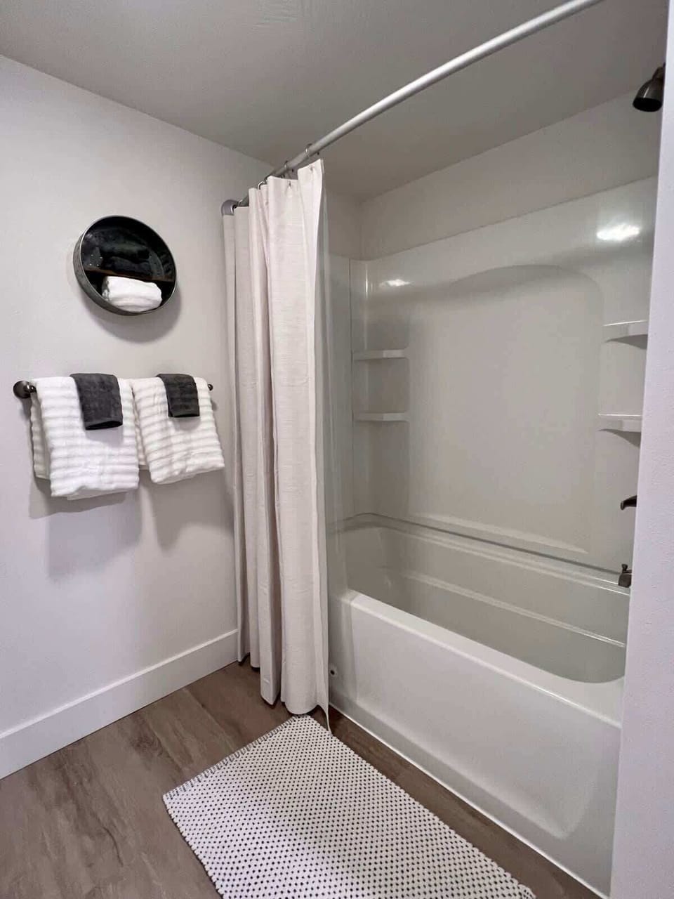 Queen bath with tub/shower combo
