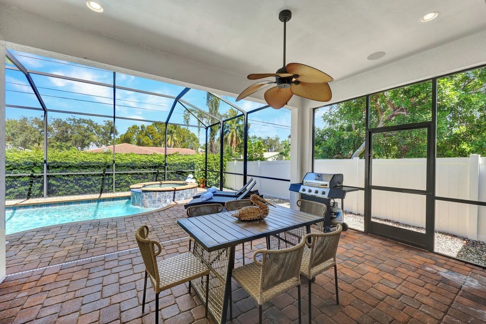 Spacious Outdoor Dining Area