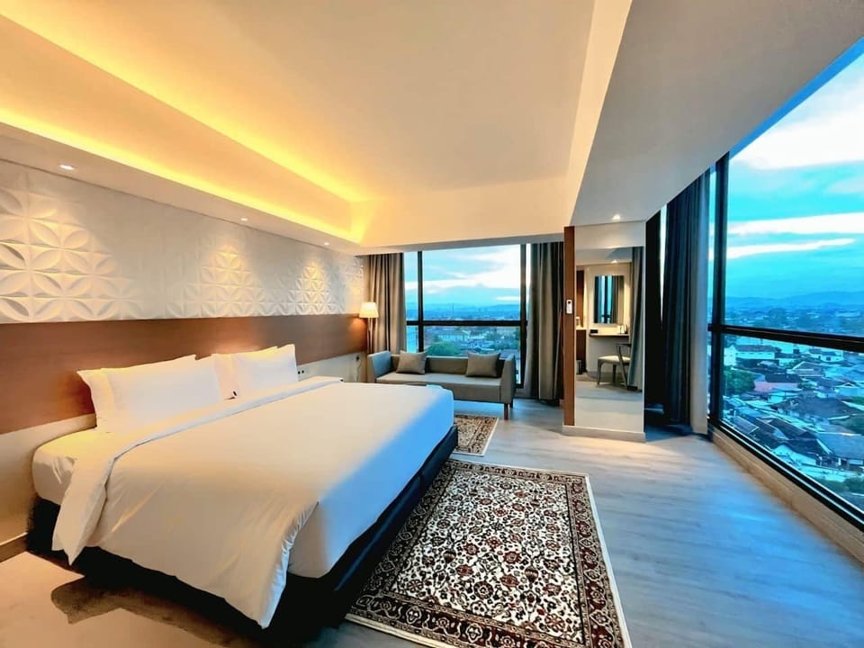 Corner Suite | In-room safe, desk, free WiFi, bed sheets