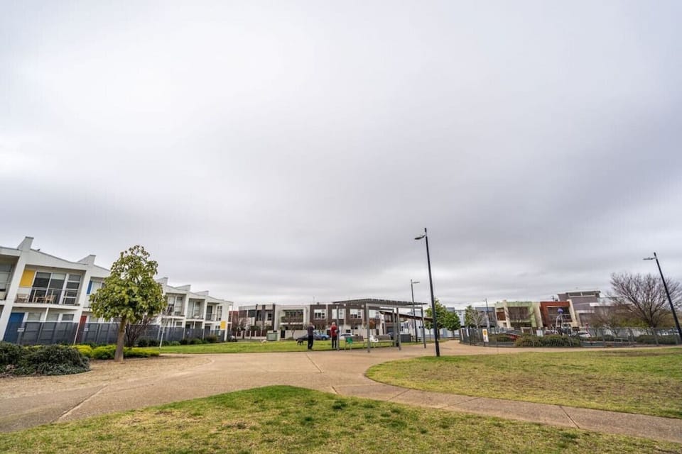 Surrounded by landscaped parklands and walking paths, the neighbourhood invites slow afternoon strolls, outdoor relaxation, and an easy connection to local life.