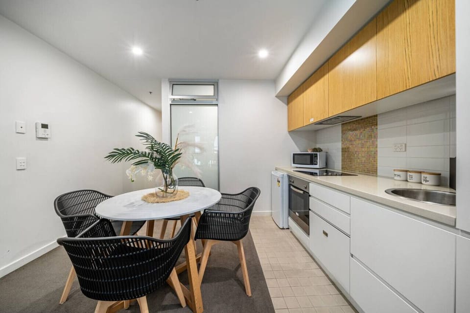 Prepare everything from quick breakfasts to relaxed dinners in the well-equipped kitchenette, complete with modern appliances and space-saving design.