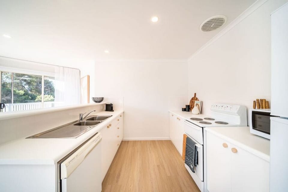 Cook with ease in the bright, well-equipped kitchen, complete with generous bench space, modern appliances and everything needed for easy holiday meals and shared grazing platters.