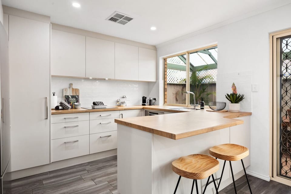 Start the morning with fresh coffee at the breakfast bar, a bright and easy spot to plan the day or enjoy a quiet moment before heading out.
