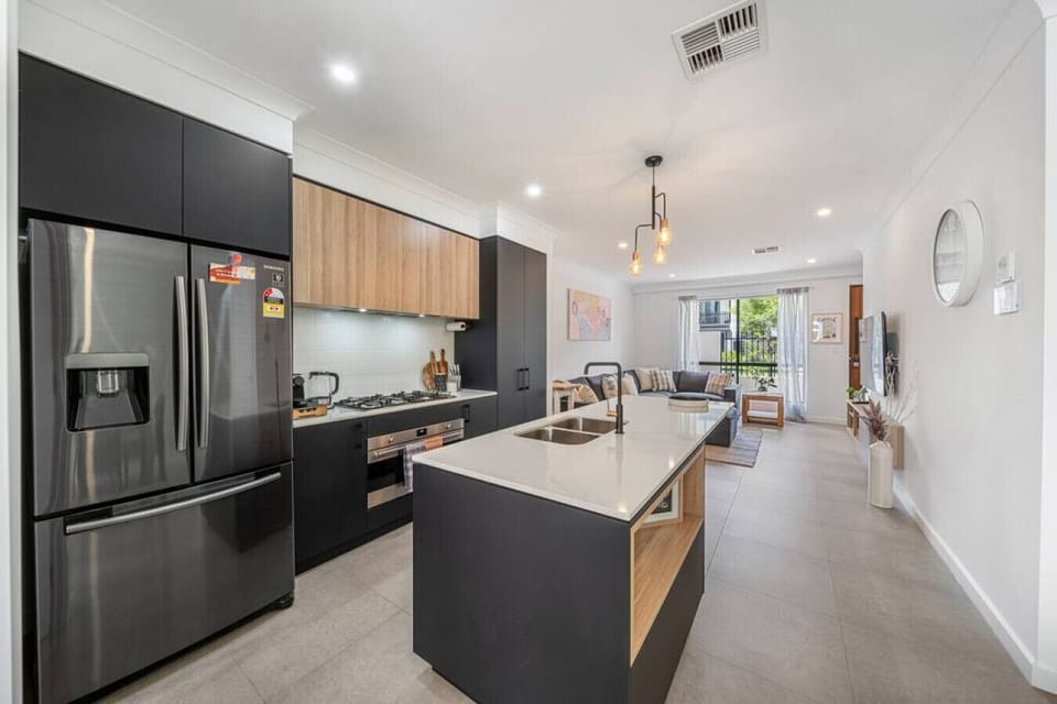 Sleek, fully equipped and social — ideal for home-cooked meals or morning coffee before exploring.