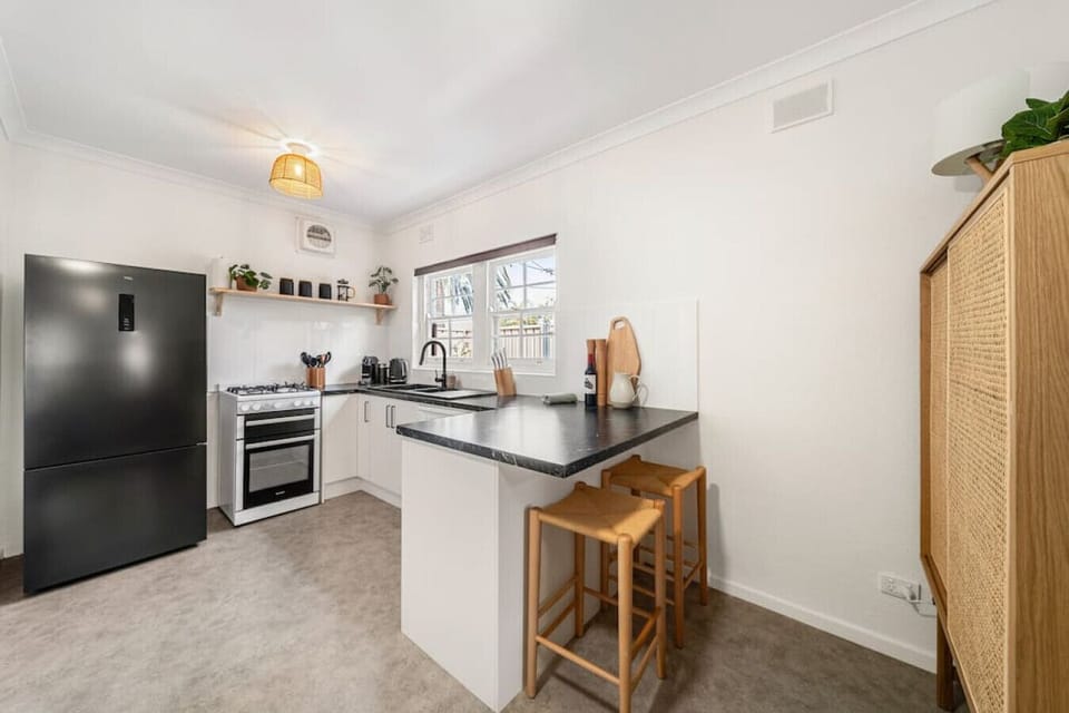 Cook with ease in the well-equipped kitchen featuring a gas cooktop, oven, dishwasher, fridge and coffee machine, with everything set up for slow mornings and shared meals.