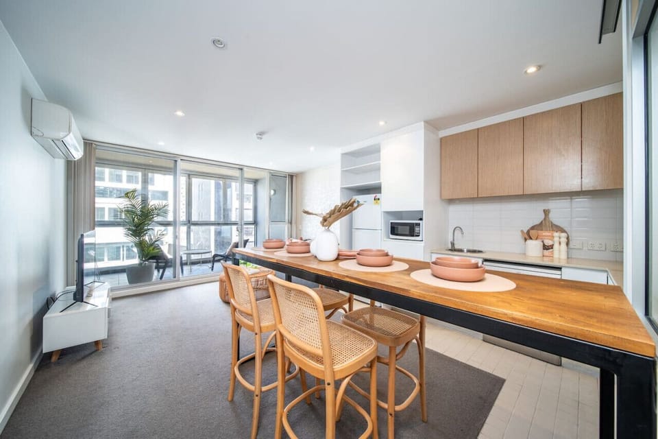 A long timber-top dining bench anchors the kitchen and dinning area—ideal for meals or catch-ups.