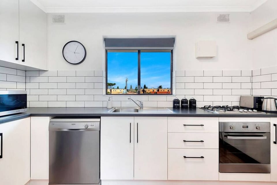 Prepare meals with ease in this bright, well-equipped kitchen, where everything is within reach for slow breakfasts or simple dinners at home.