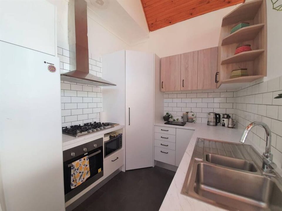 Bright and well-appointed, the kitchen offers everything needed for effortless cooking, from quick breakfasts to relaxed evening meals.