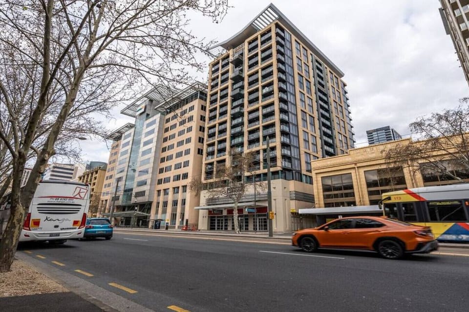 This stylish high-rise offers unparalleled access to shopping, dining, and entertainment.