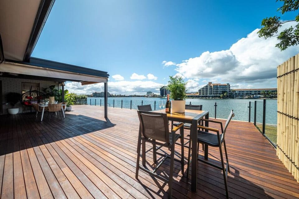 Positioned at the water’s edge, the bar-style seating offers a front-row spot for morning coffee or sunset drinks with uninterrupted lake views.