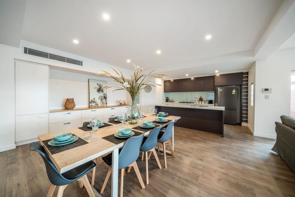 Come together around the large dining table, ideal for long meals, shared stories, or a relaxed evening indoors.