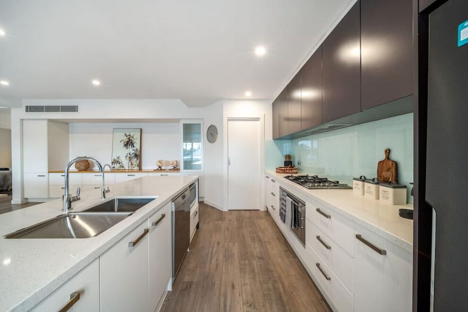 Enjoy a sleek and functional kitchen, fully equipped for everything from quick breakfasts to shared dinners.