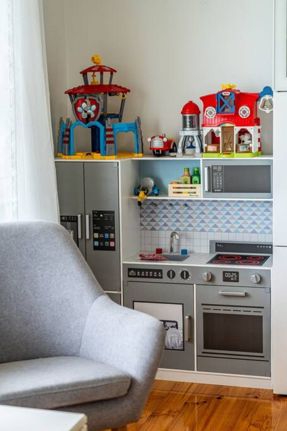 A play kitchen in the living area caters to younger guests.