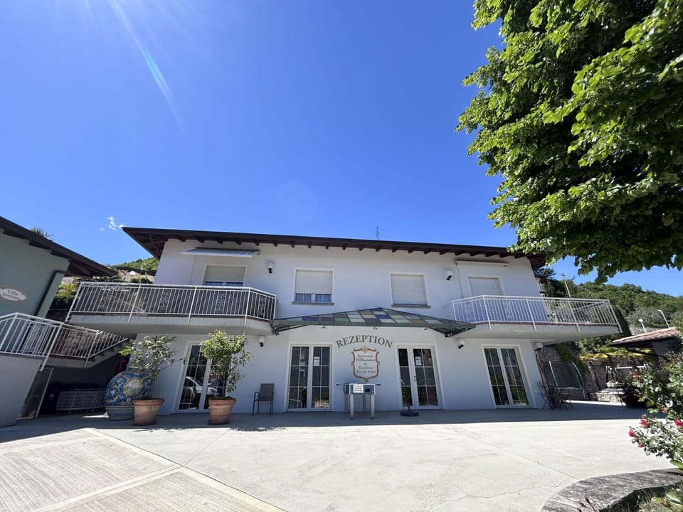 Facade, Home, Balcony, Estate, Shade, Yard, Porch, Villa, Courtyard, Mansion