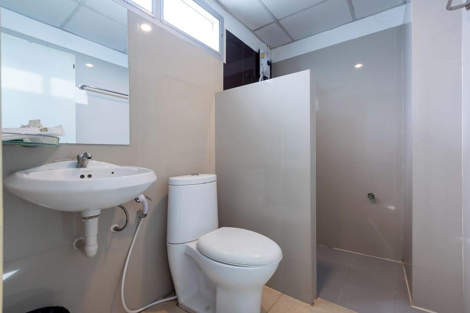 Senior Studio Suite | Bathroom | Shower, free toiletries, hair dryer, towels